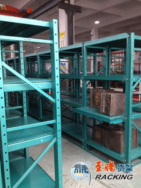 模具貨架安裝調(diào)試完畢投入使用